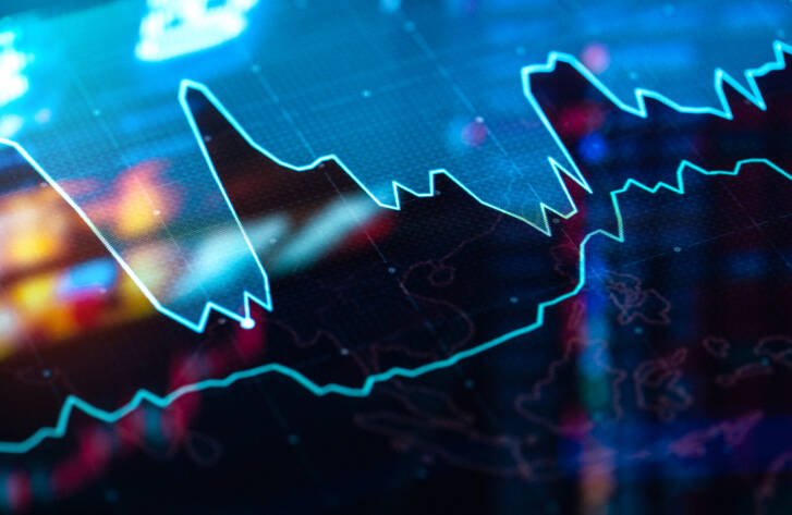 A imagem mostra um gráfico de linha azul brilhante sobre um fundo escuro e desfocado, sugerindo um tema de investimentos ou dados financeiros, possivelmente relacionados a criptomoedas, devido ao estilo digital e futurista. O gráfico exibe uma linha única que flutua significativamente, com picos e vales acentuados, ilustrando claramente a volatilidade. A linha é renderizada em um tom de azul elétrico ou ciano, que se destaca fortemente contra o fundo predominantemente preto com sutis tons de roxo e vermelho borrados em algumas áreas. A profundidade de campo é rasa, focando a atenção na linha do gráfico, enquanto o fundo parece ser um display digital com outros padrões abstratos e pontos luminosos que remetem a um mapa ou circuito eletrônico, mas estão suficientemente desfocados para não distrair. A iluminação é dramática, com o brilho da linha contrastando com as áreas mais escuras. No geral, a imagem evoca uma sensação de tecnologia, análise de dados e o dinamismo do mercado financeiro, com a volatilidade sendo o tema central visualmente representado pelo movimento errático da linha.